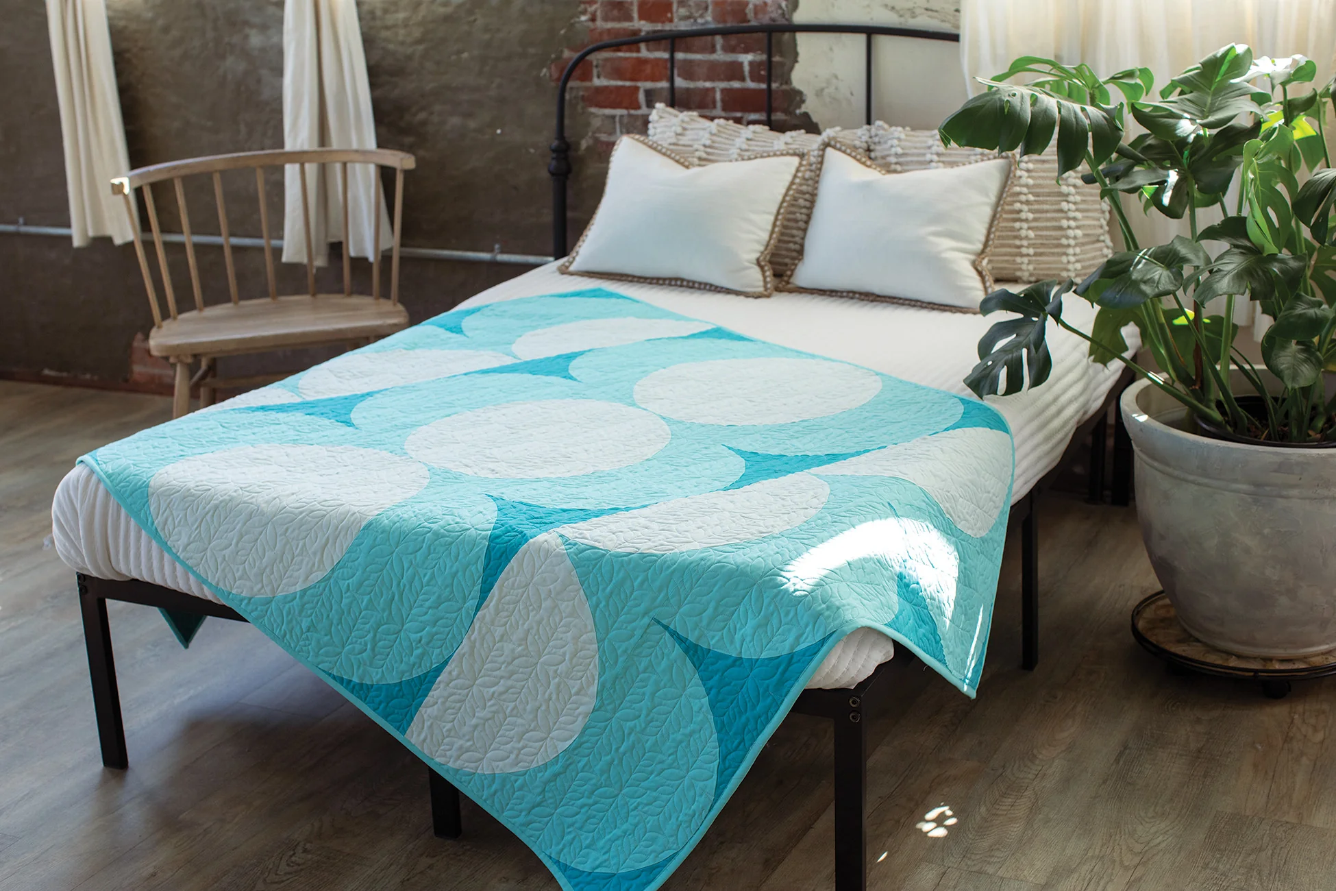 Quilts in Modern Color: Creating Ombré Palettes: 14 Projects by Amber Elliot - Image 5